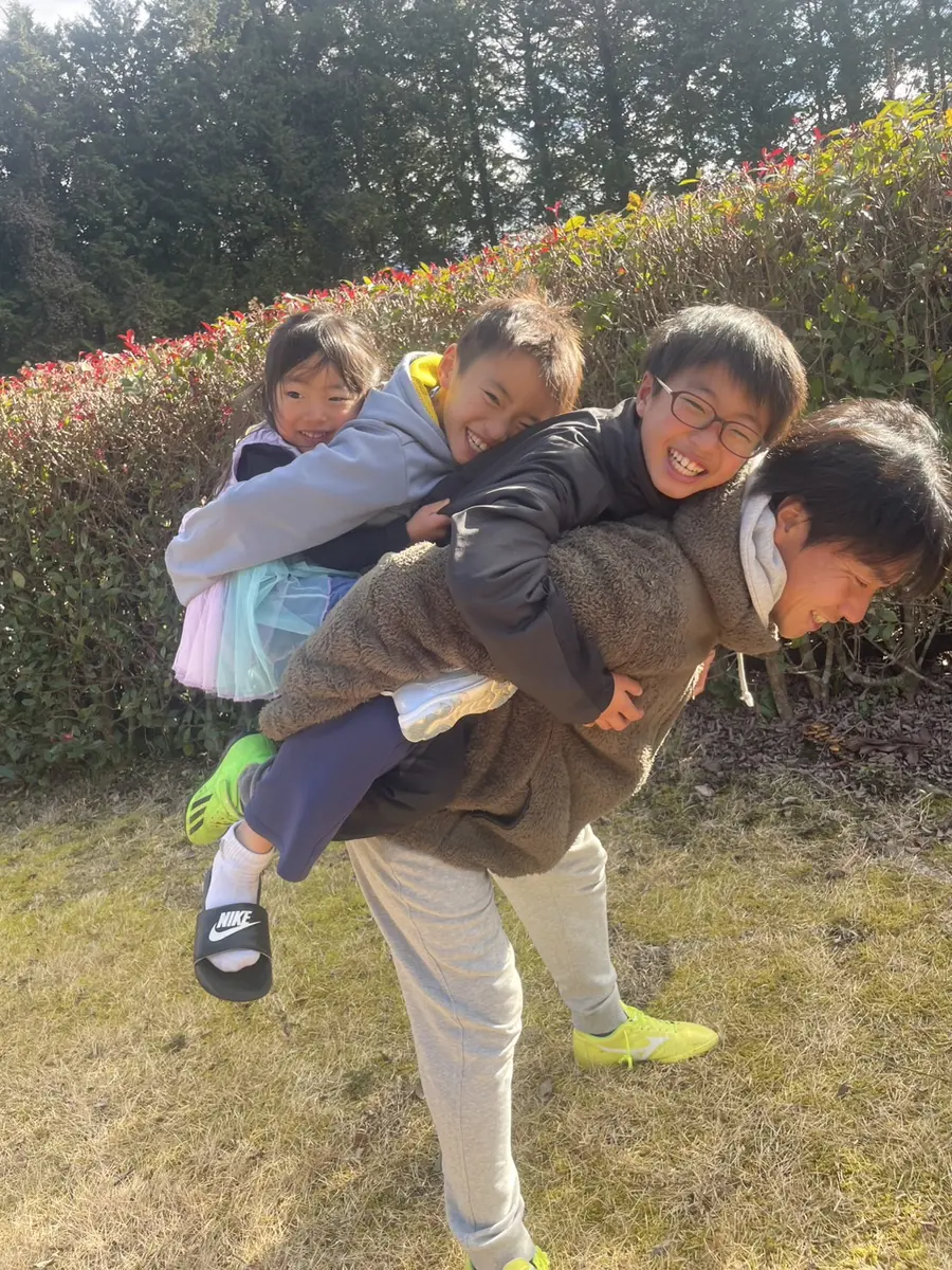 淡路島の自然の中で笑顔を見せる家族
