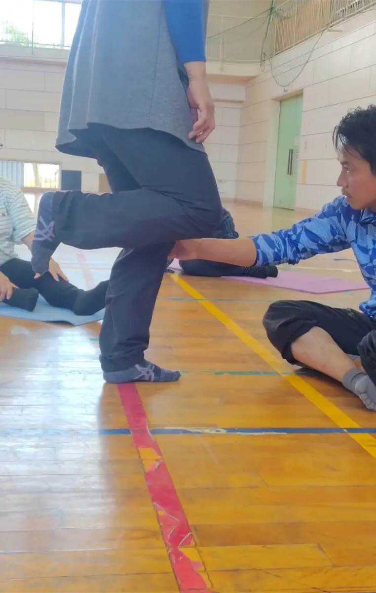 子どもの身体の使い方を見守るToToNoUの指導風景